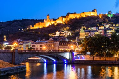 Tiflis 'in gece manzarası, Narikala kalesinin parlak ışıkları ve Tiflis, Georgia' nın Eski Kasabası. 