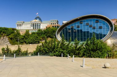 Tiflis, Gürcistan - 9 Eylül 2017: Tiflis 'in merkezinde modern mimari. Rike Park 'ta ve Başkanlık Sarayı' nda bir kültür merkezi inşa edilmesi.