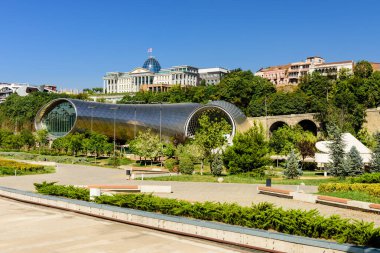 Tiflis, Gürcistan - 9 Eylül 2017: Tiflis 'in merkezinde modern mimari. Rike Park 'ta ve Başkanlık Sarayı' nda bir kültür merkezi inşa edilmesi.