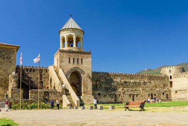 Mtskheta, Gürcistan - 10 Eylül 2017: Mtskheta köyündeki Svetitskhoveli Katedrali. Mtskheta, Gürcistan 'da popüler bir turizm merkezidir..