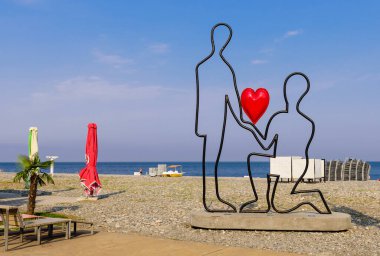 Batumi, Georgia - 20 Eylül 2017: Batumi 'nin merkezindeki kumsalda aşk itirafı yapan bir çiftin heykeli