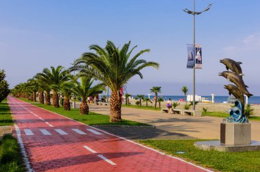 Batumi, Gürcistan - 20 Eylül 2017: Batumi 'nin merkezinde deniz kenarında gezinti