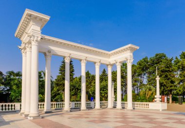 Georgia, Batumi 'nin merkezindeki sahil parkındaki güzel sütun.