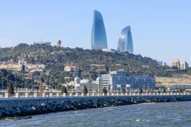 Bakü, Azerbaycan - 24 Şubat 2017: Bakü 'nün merkezinde Hazar Denizi' nin kıyısı. Bakü kulelerinin manzarası. Bakü Alev Kuleleri, Bakü 'de popüler modern mimari ve turistik ilgi odağı.
