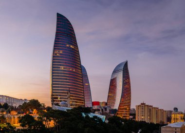 Bakü, Azerbaycan - 23 Şubat 2017: Gökdelenlerin ünlü ve güzel gece manzarası. Bakü Şehri Uluslararası İş Merkezi. Akşamları yanan kuleler.