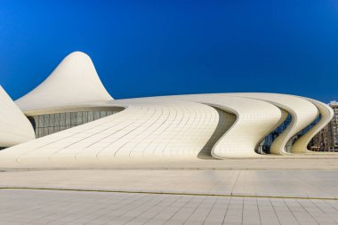 Bakü, Azerbaycan - 25 Şubat 2017: Bakü 'deki Heydar Aliyev Center Museum. Zaha Hadid mimarisinin kozmik mimarisi. Modern kültür merkezi, Bakü 'nün yeni sembolü haline geldi.
