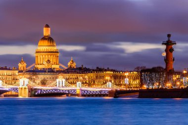 Işıklarla süslenmiş şehrin akşam manzarası. Ana gösterinin görüntüsü - Palace Köprüsü ve St. Isaac Katedrali. Rusya, Saint-Petersburg.
