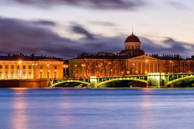 Saint Petersburg, Rusya - 7 Ocak 2018: Saint Petersburg şehir merkezinin güzel gece manzarası. Neva Nehri, Vasilievsky Adası, Birzhevoy Köprüsü ve Rus Edebiyatı Müzesi
