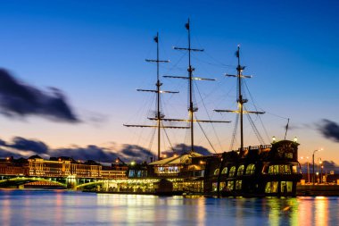 Saint Petersburg, Rusya - 7 Ocak 2018: Saint Petersburg 'un merkezindeki Neva nehrinin setinde 