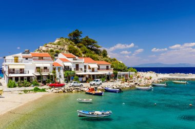 Geleneksel evleri ve balıkçı tekneleriyle Kokkari 'nin pitoresk köyü. Kokkari köyü Samos adasında popüler bir turistik yerdir..
