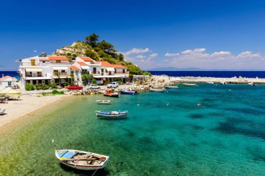 Geleneksel evleri ve balıkçı tekneleriyle Kokkari 'nin pitoresk köyü. Kokkari köyü Samos adasında popüler bir turistik yerdir..