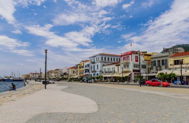 Samos kasabası, Samos Adası, Yunanistan - 25 Mayıs 2017: Samos şehri geleneksel Yunan binalarıyla Samos adasının başkentidir
