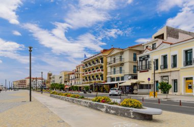 Samos kasabası, Samos Adası, Yunanistan - 25 Mayıs 2017: Samos şehri geleneksel Yunan binalarıyla Samos adasının başkentidir