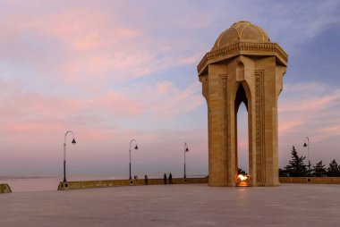 Bakü, Azerbaycan - 24 Şubat 2017: Gölgeler sokağındaki ebedi alev anıtı