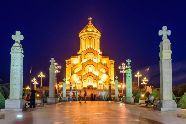 Tiflis, Gürcistan - 23 Eylül 2017: Tsminda Sameba 'nın tapınak kompleksi. 