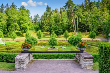 Palmse, Estonya - 30 Temmuz 2019: Estonya gezisi. Palmse Müzesi, Lahemaa Doğa Parkı 'nda pitoresk bir park.