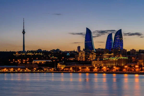Bakü Azerbaycan Şubat 2017 Alev Kuleleri Gökdelenleri Televizyon Kulesi Hazar — Stok fotoğraf