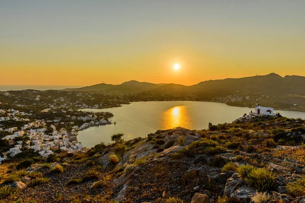 日落时带着教堂在希腊Leros岛上一座山上的Agia Marina村 — 图库照片