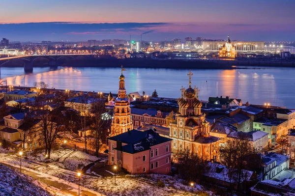 Kremlin yakınlarındaki Stroganov Kilisesi ve Oka Nehri 'nin güzel panoramik manzarası. Nizhny Novgorod şehri, Rusya.