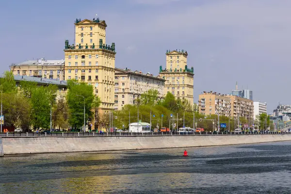 俄罗斯莫斯科 2018年5月2日 莫斯科城市景观 莫斯科河的堤岸上有现代化的住宅建筑 — 图库照片