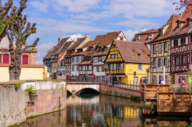 Colmar, Alsace, Fransa - 3 Mayıs 2019: Fransa gezisi. Colmar 'ın eski kasabası Petite Venedik' te inanılmaz renkli yarı ahşap evler.