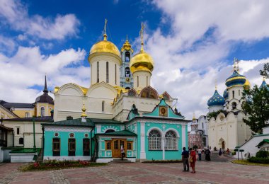 Sergiev Posad, Rusya - 10 Haziran 2019: Rusya gezisi. Kutsal Üçlü - Rusya Altın Halkası 'nın bir parçası olarak Rusya, Moskova yakınlarındaki Sergiev Posad' daki St. Sergius Lavra.