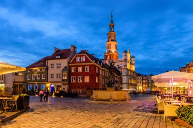 Poznan, Polonya - 11 Ekim 2019: Polonya turu. Poznan 'ın şehir manzarası. Eski kasabanın belediye binası ve ana meydanı, güzel gece manzarası.