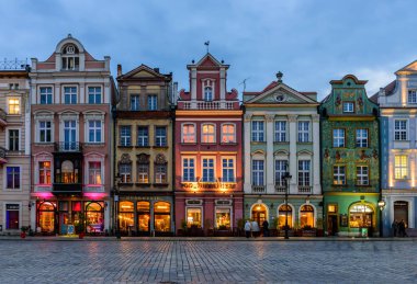 Poznan, Polonya - 11 Ekim 2019: Polonya turu. Poznan 'ın şehir manzarası. Eski kasabanın ana meydanındaki binaların renkli cephelerinde güzel bir gece aydınlığı var.