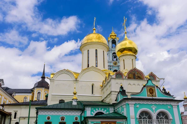 Mavi Gökyüzüne Karşı Ortodoks Katedrali Nin Kubbesi Kutsal Üçlü Rusya — Stok fotoğraf