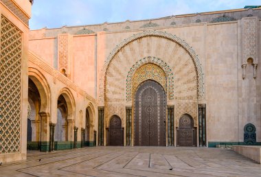 Casablanca, Fas 'ı gezmek. Hassan II Camii Fas 'taki en büyük camidir. Duvardaki süs, ön cephe dekorasyonunun detayları.