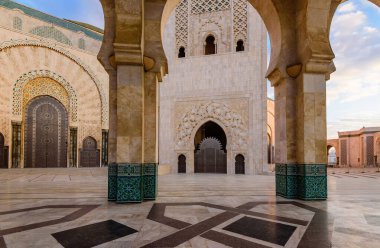 Casablanca, Fas 'ı gezmek. Hassan II Camii Fas 'taki en büyük camidir. Duvardaki süs, ön cephe dekorasyonunun detayları.