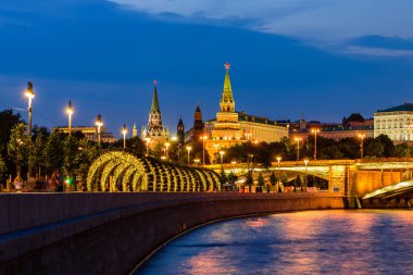 Moskova, Rusya - 9 Haziran 2019: Moskova turu. Moskova Kremlin ve Moskova nehri manzarası. Güzel gece manzarası.