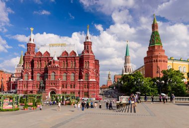 Moskova, Rusya - 10 Haziran 2019: Moskova turu. Manezhnaya Meydanı ve Kremlin, Moskova 'nın tarihi merkezinin güzel yaz manzarası.