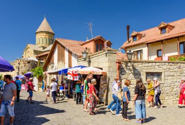 Mtskheta, Gürcistan - 10 Eylül 2017: Mtskheta 'nın tarihi bölgesinde ana caddede turistler. Mtskheta, Gürcistan 'da popüler bir turizm merkezidir..