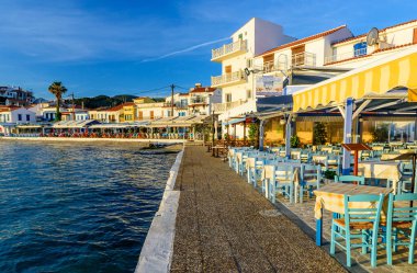 Samos Adası, Yunanistan - 24 Mayıs 2017: Kokkari köyü, Samos adasında popüler bir turizm beldesi.