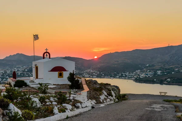 日落时带着教堂在希腊Leros岛上一座山上的Agia Marina村 — 图库照片