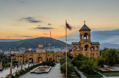 Tiflis, Gürcistan - 23 Eylül 2017: Tiflis şehri manzarası, güzel gece manzarası, Tsminda Sameba Katedrali