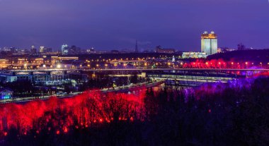 Geceleri Moskova 'nın şehir manzarası. Şehrin güzel panoramik manzarası Sparrow tepelerinden, Moskova, Rusya
