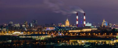 Moskova, Rusya - 5 Ocak 2018: Moskova 'nın gece şehri. Serçe tepelerinden şehrin güzel panoramik manzarası.