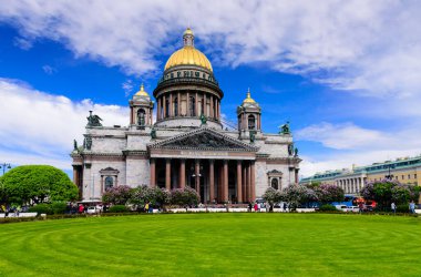 Saint Petersburg, Rusya - 19 Mayıs 2018: Saint Isaac Katedrali veya Saint Petersburg 'daki Isaakievskiy Sobor, şehirdeki en büyük Rus Ortodoks katedrali. Mavi gökyüzü ile güzel bir yaz manzarası.