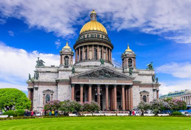 Saint Petersburg, Rusya - 19 Mayıs 2018: Saint Isaac Katedrali veya Saint Petersburg 'daki Isaakievskiy Sobor, şehirdeki en büyük Rus Ortodoks katedrali. Mavi gökyüzü ile güzel bir yaz manzarası.