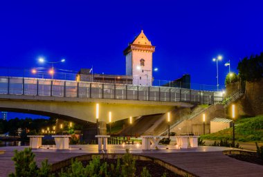 Estonya 'yı gezmek. Narva Kalesi 'nin güzel gece manzarası, anıt ve popüler turistik cazibe