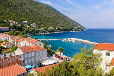 pitoresk Adriyatik kıyıları. Trpanj kenti, Hırvatistan 'ın Dalmaçya bölgesindeki Peljesac Yarımadası' nda pitoresk bir tatil beldesi.