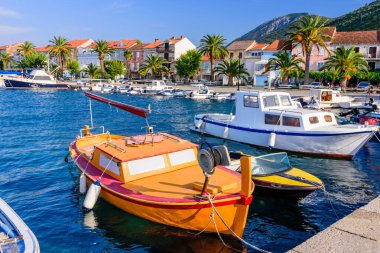 Hırvatistan 'ın Dalmaçya bölgesindeki Peljesac Yarımadası' ndaki Trpanj limanında renkli balıkçı tekneleri. Trpanj kasabasındaki Adriyatik Denizi 'nin pitoresk kıyıları