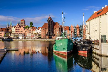 Gdansk, Polonya - 7 Ekim 2019: Polonya turu. Gdansk 'ın şehir manzarası. Denizcilik Müzesi ve ünlü vinç kapısı.