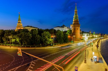 Moskova, Rusya - 10 Haziran 2019: Moskova turu. Moskova Kremlin ve Moskova nehri manzarası. Güzel gece manzarası.