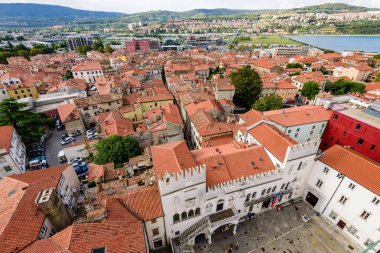 Koper, Slovenya - 18 Eylül 2016: Koper şehir manzarası. Koper 'in tarihi merkezinin güzel hava manzarası