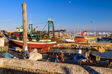 Essaouira, Fas - 10 Aralık 2018 Fas turu. Essaouira şehrinin pitoresk balıkçı limanı.