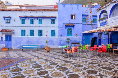 Chefchaouen, Fas - 13 Aralık 2018 Fas turu. Chefchaouen kasabasının güzel mavi Medina 'sı. Geleneksel mavi cadde