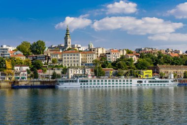 Belgrad, Sırbistan - 24 Eylül 2016: Sırbistan 'daki Sava nehrinden Belgrad şehri güzel bir yaz gününde